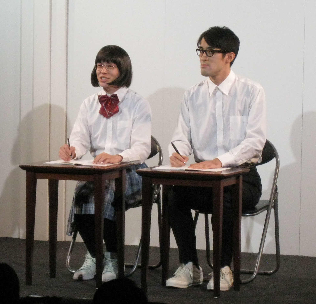 月笑でこれまでと違った笑いを取り、優勝したさすらいラビーの宇野（左）と中田（撮影・吉池彰）