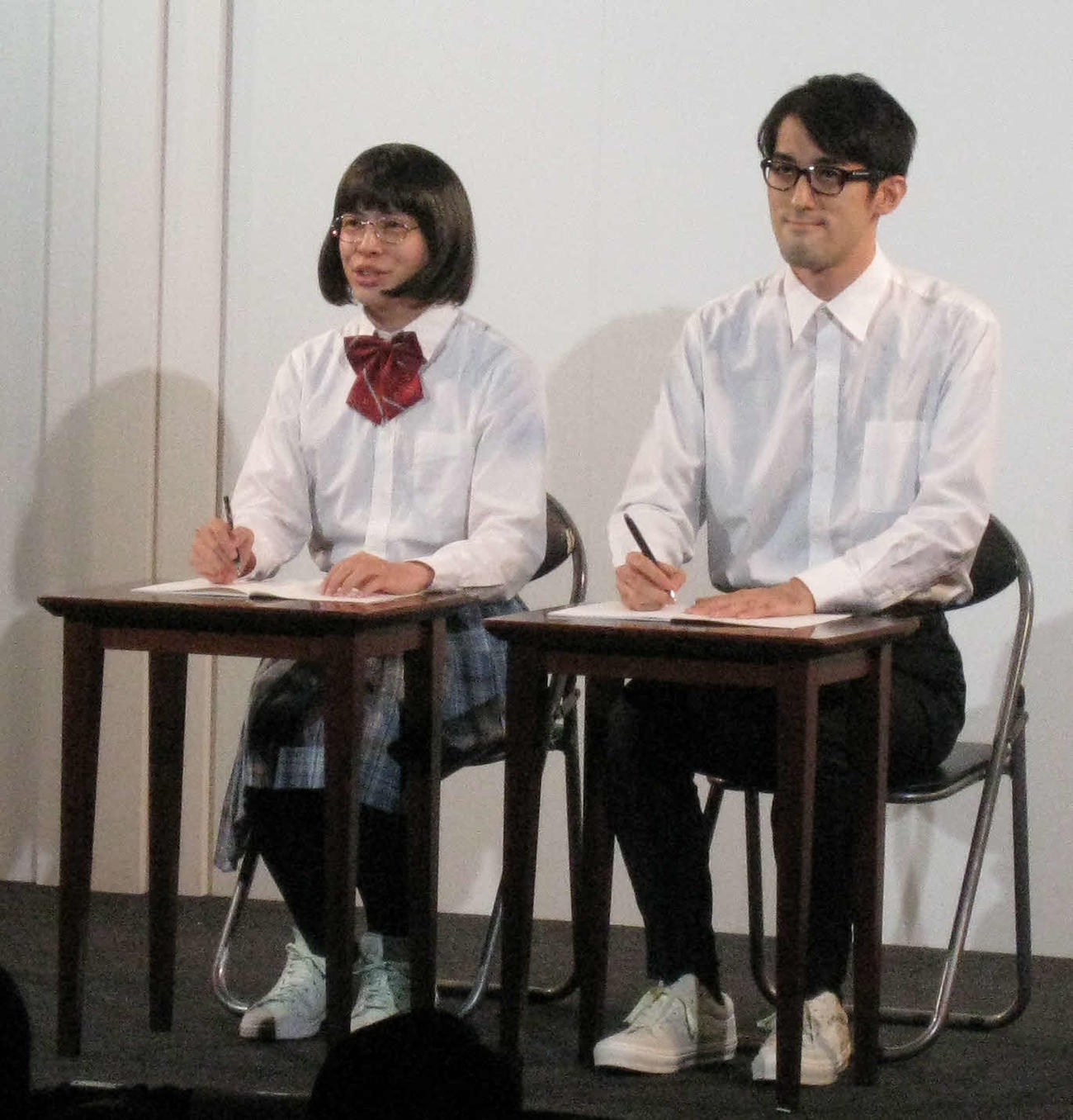 座ったまま話す新境地を見せた、さすらいラビーの宇野（左）と中田（撮影・吉池彰）