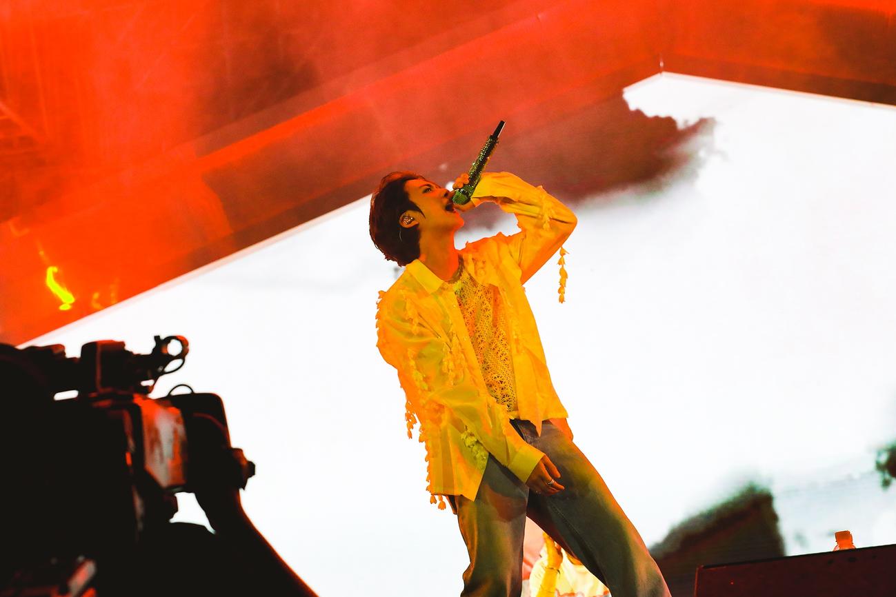ライブでパフォーマンスするBTSのJIN