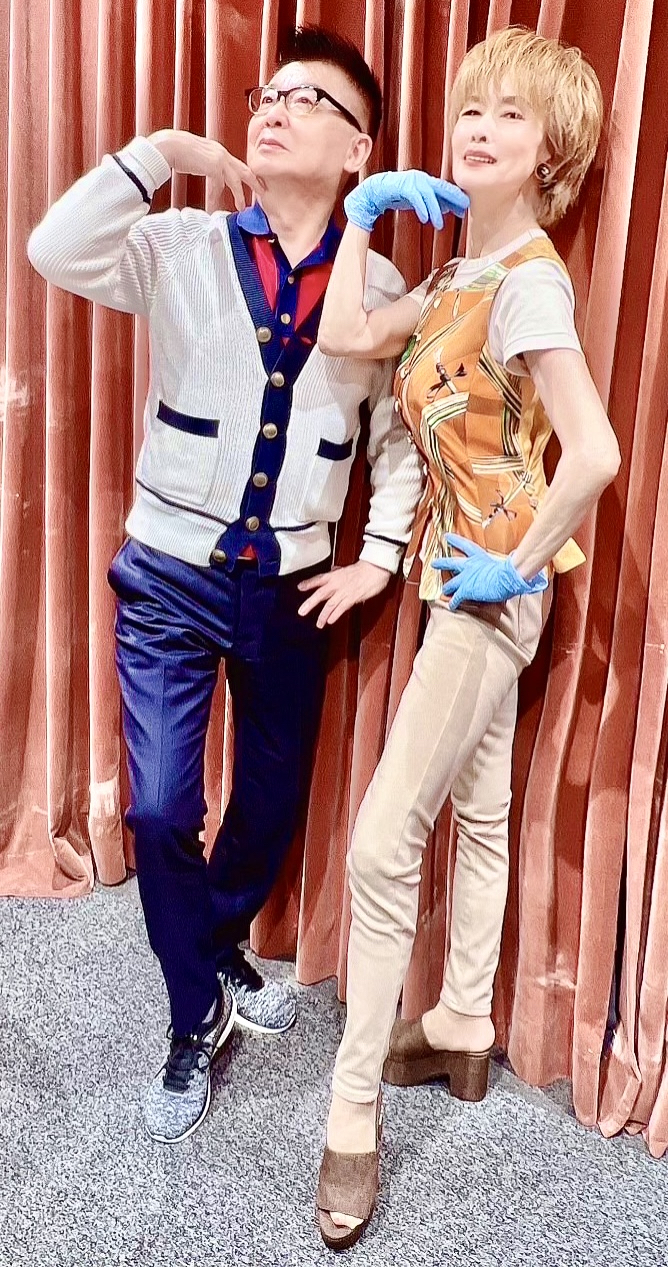 ポーズを取る生島ヒロシ（左）と小柳ルミ子