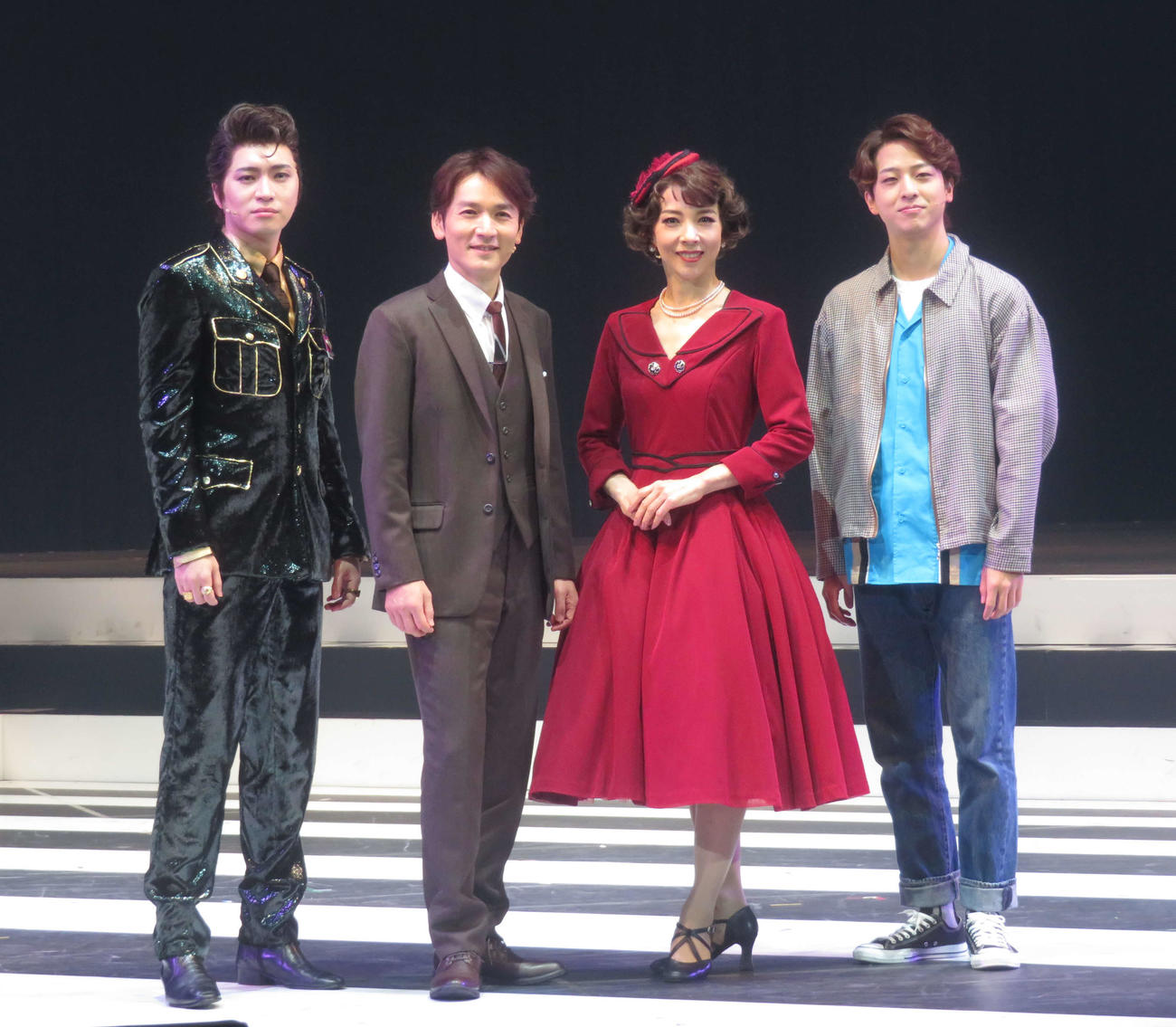 ミュージカル「バイ・バイ・バーディー」に出演する（左から）松下優也、長野博、霧矢大夢、寺西拓人（撮影・横山慧）