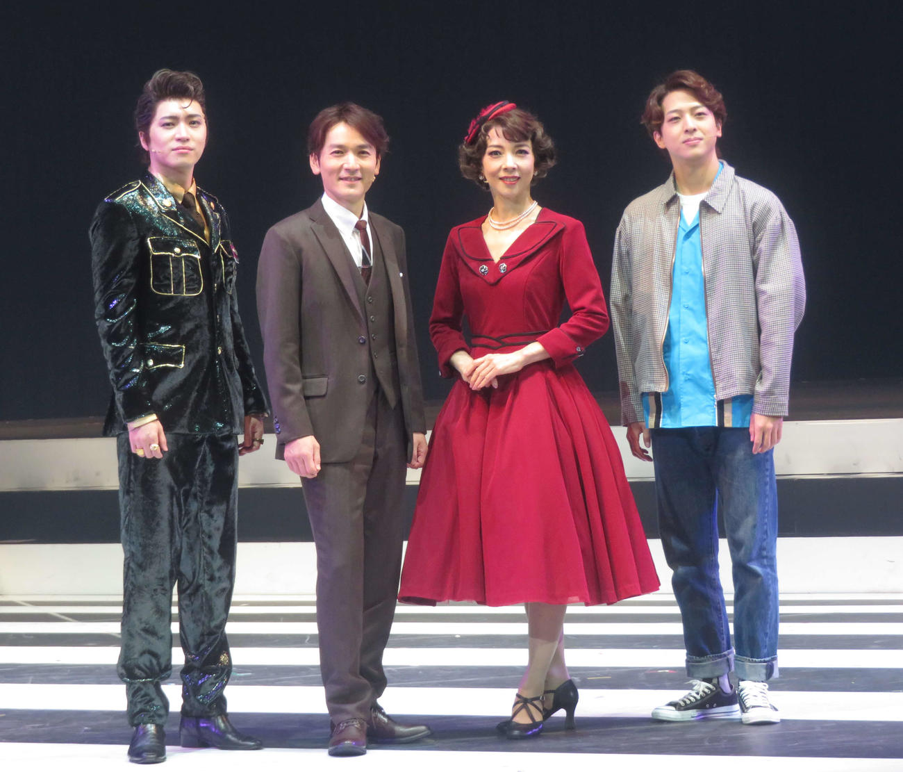ミュージカル「バイ・バイ・バーディー」に出演する（左から）松下優也、長野博、霧矢大夢、寺西拓人（撮影・横山慧）