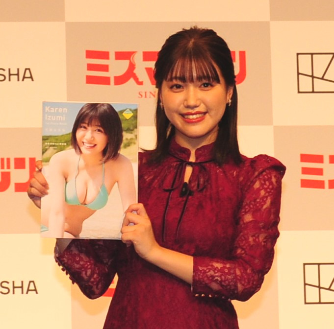 ファースト写真集「可憐な芳怜」の発売記念記者会見を行った和泉芳怜