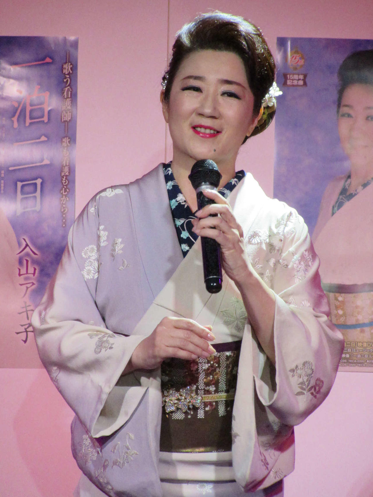 15周年記念曲「一泊二日」を披露する入山アキ子