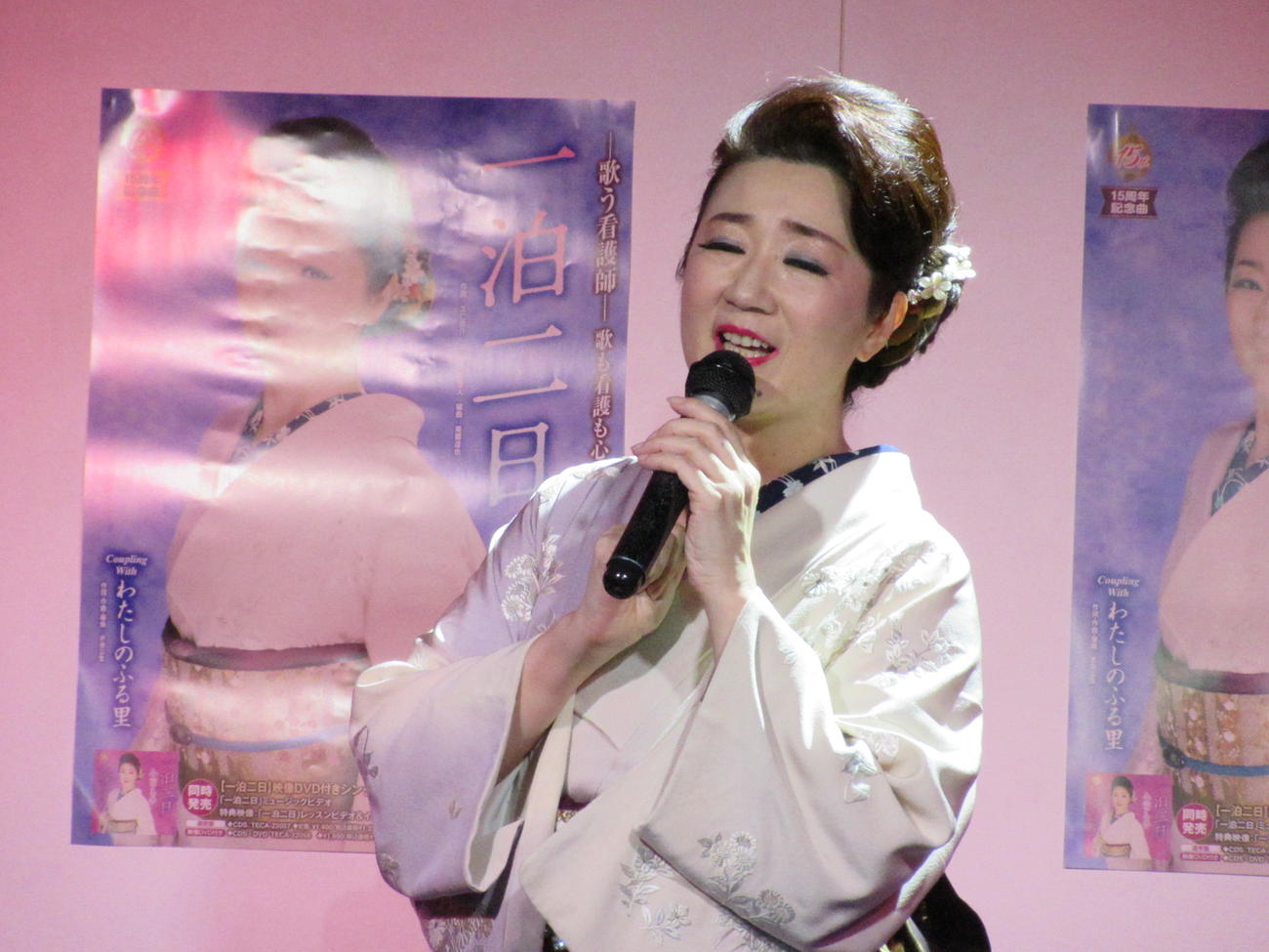 15周年記念曲「一泊二日」を披露する入山アキ子
