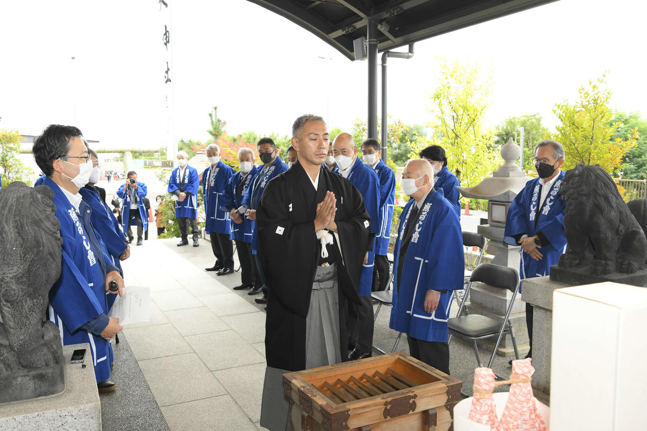 豊洲・魚河岸水神社を参拝し襲名披露公演の成功を祈願する市川海老蔵