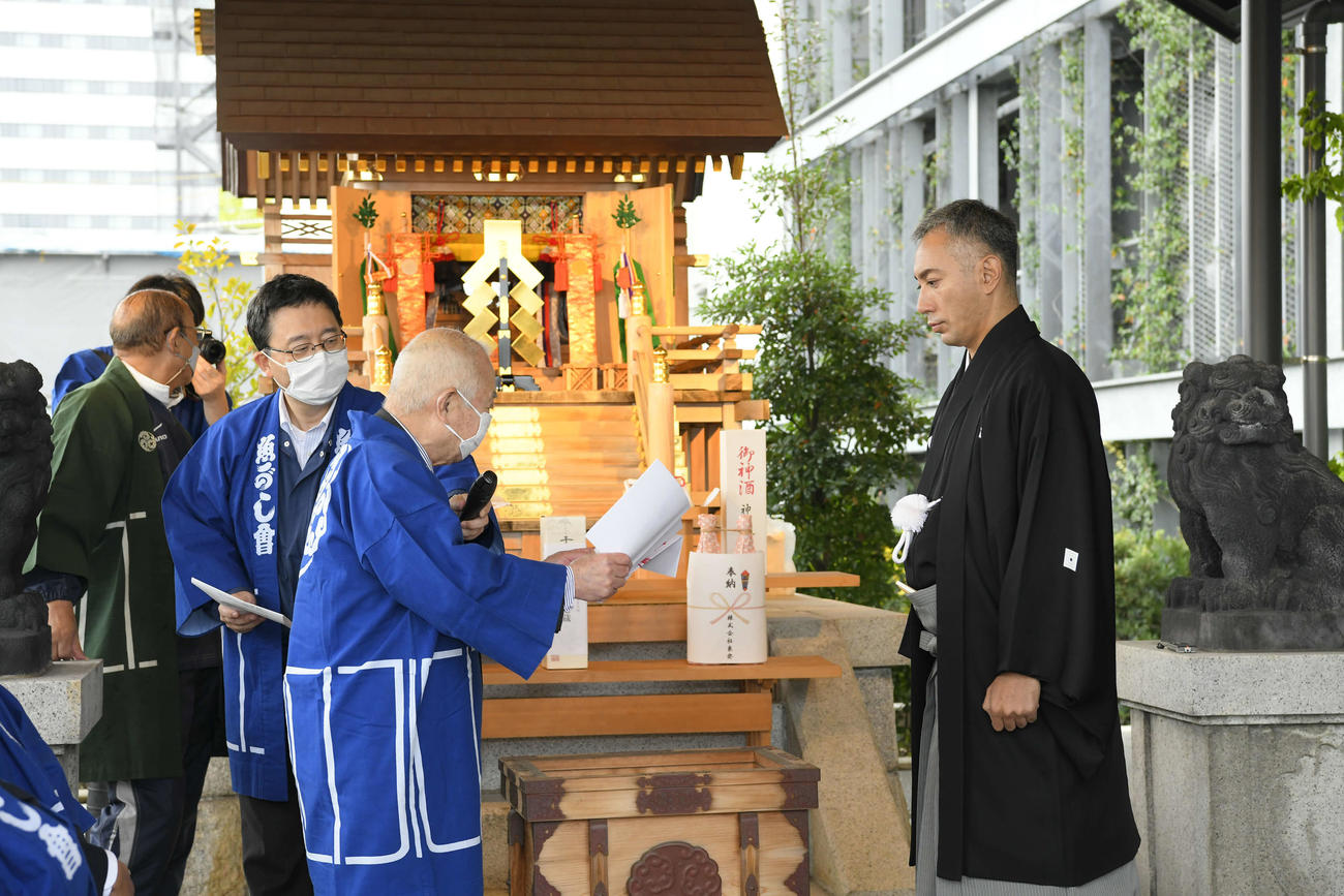 魚河岸会から「江戸紫の鉢巻」の目録を受け取る市川海老蔵（右）