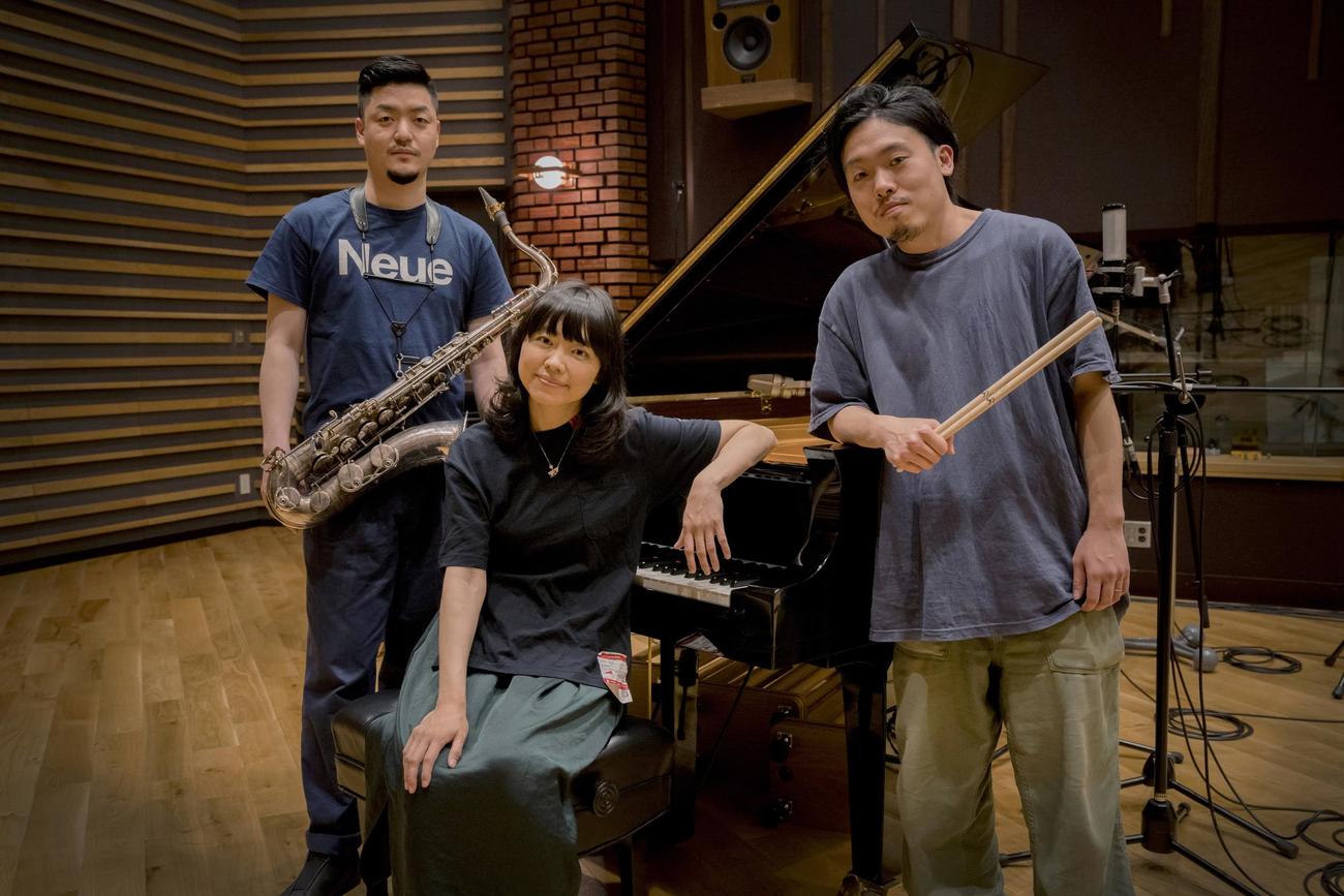 アニメ映画「BLUE GIANT」に参加することが明らかになった、左から馬場智章、上原ひろみ、石若駿