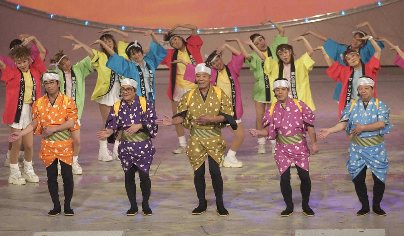 NHK紅白歌合戦で歌うザ・ドリフターズ。左から志村けん、仲本工事、いかりや長介、加藤茶、高木ブー（2001年12月撮影）