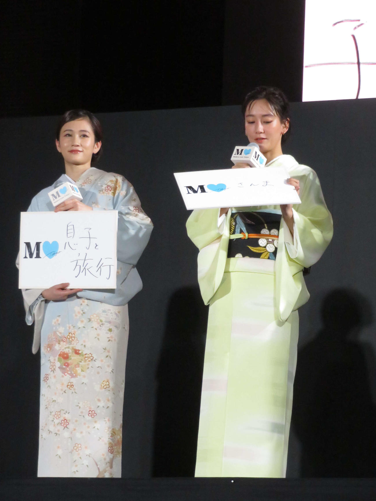 Amazon　プライムビデオのオリジナルドラマ「モダンラブ・東京～さまざまな愛の形～」完成披露イベントに登壇した前田敦子（左）と水川あさみ（撮影・村上幸将）