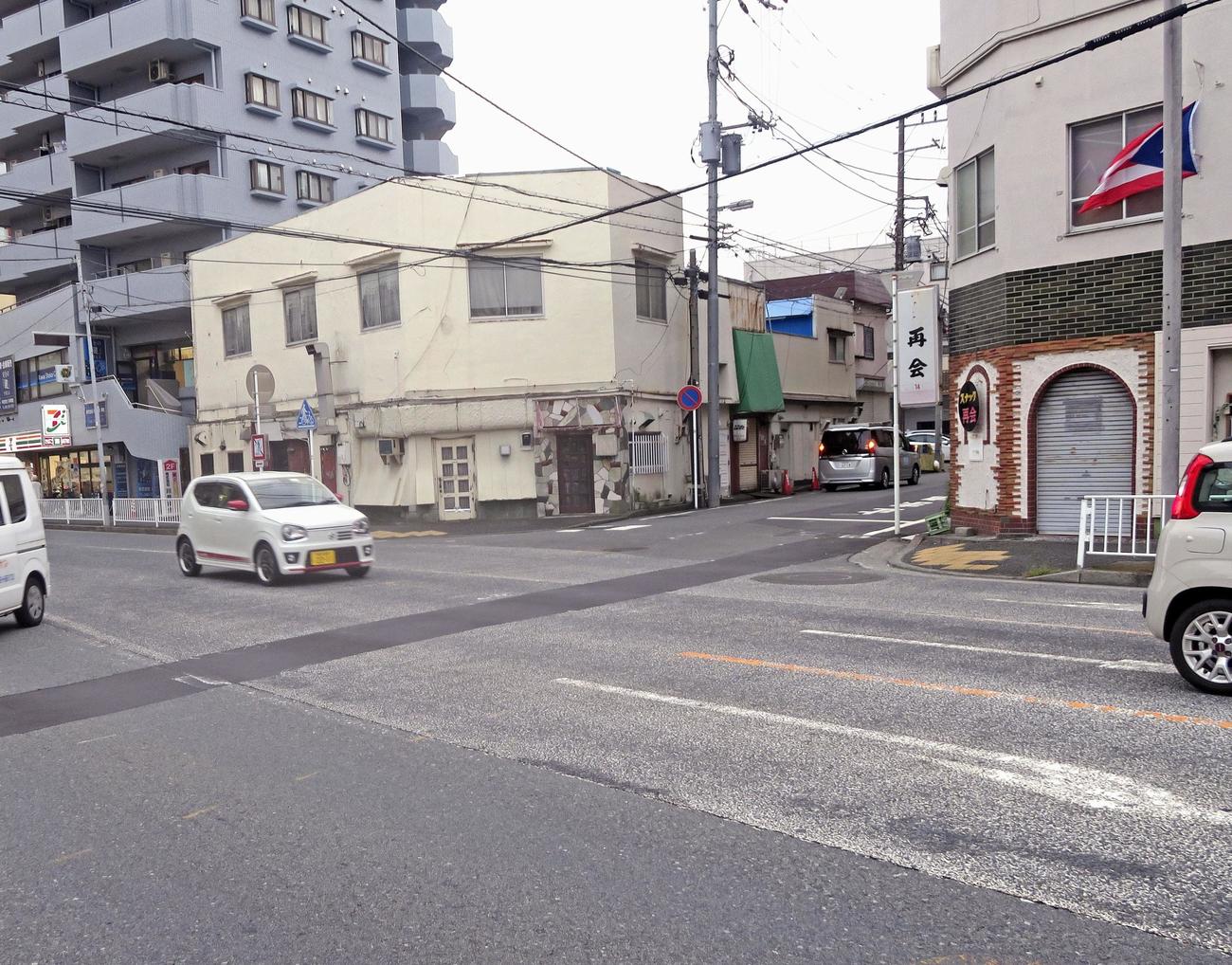 仲本工事さんが乗用車にはねられた交差点付近＝18日午後4時40分、横浜市西区（共同）