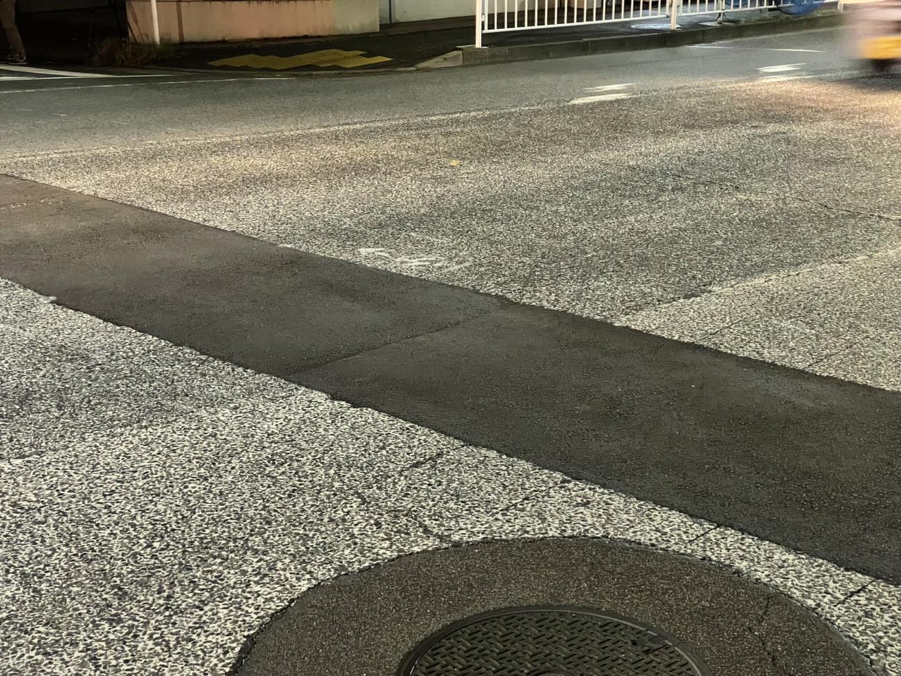 仲本工事さんが交通事故に遭った交差点には、現場検証が行われたとみられるチョークの跡が残っていた