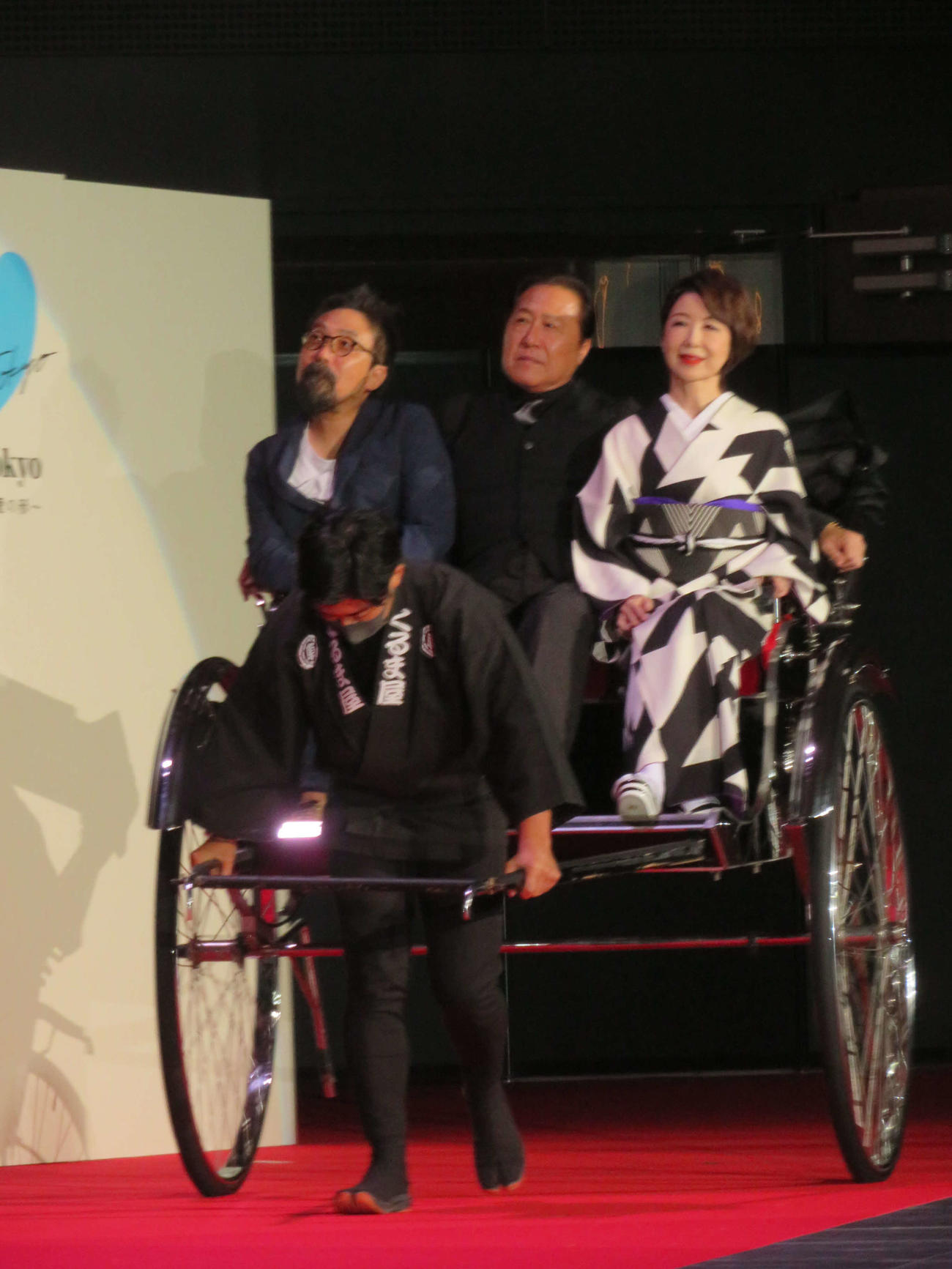 Amazon　プライムビデオのオリジナルドラマ「モダンラブ・東京～さまざまな愛の形～」完成披露イベントに人力車で登場した、左から山下敦弘監督、石橋凌、伊藤蘭（撮影・村上幸将）