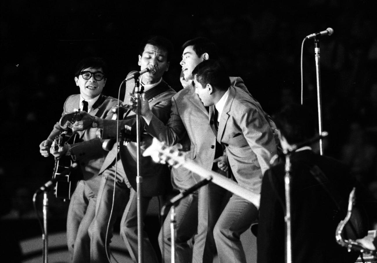 1966年、ビートルズ日本公演の前座を務めるザ・ドリフターズ。左から仲本工事さん、いかりや長介さん、加藤茶、荒井注さん