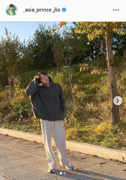 チャン グンソク さわやかな秋のファッションコーデに 後ろ姿でもグンちゃんわかるよ 韓国エンタメ写真ニュース 日刊スポーツ