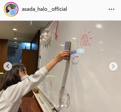 好天を願うイラストを作成中の浅田芭路（浅田芭路のインスタグラムより）
