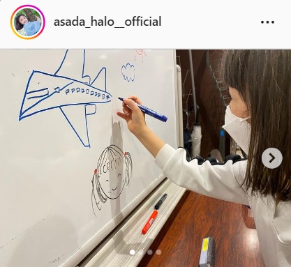 飛行機のイラストを描く浅田芭路（浅田芭路のインスタグラムより）