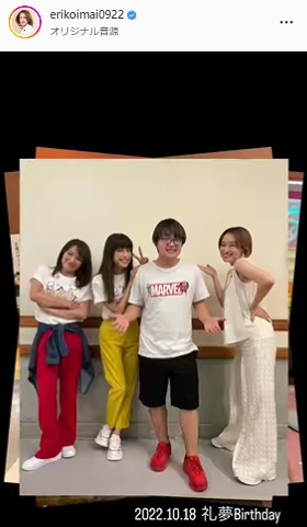 元SPEEDの島袋寛子（右端）、上原多香子（左から2人目）と写真に納まる今井絵理子氏と息子の礼夢（今井絵理子参院議員のインスタグラムより）