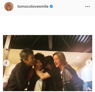 くっついて抱き合う男闘呼組の4人（海原ともこのインスタグラムより）