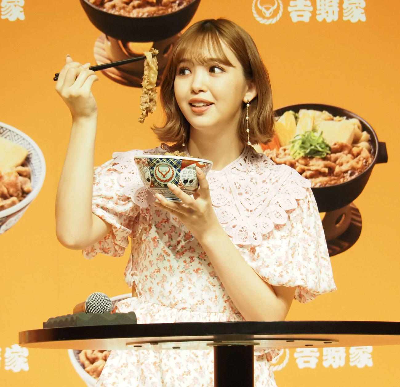 肉の大きさに驚く藤田ニコル（撮影・遠藤尚子）
