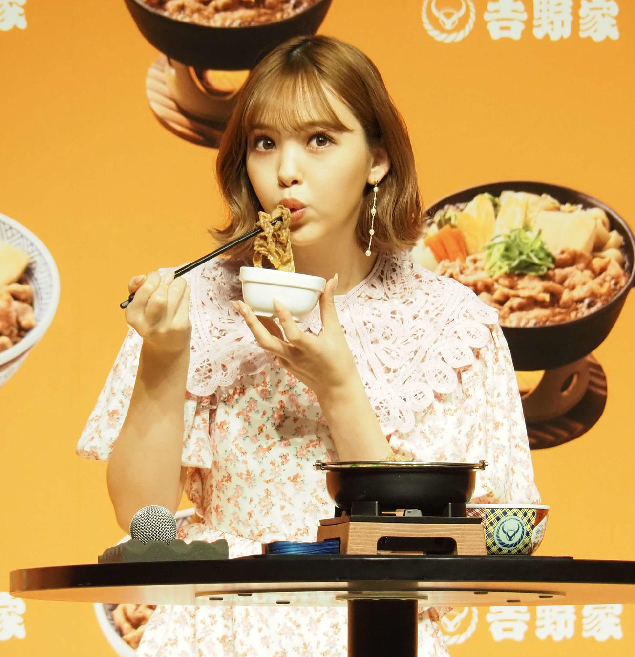 牛すき鍋膳を試食する藤田ニコル（撮影・遠藤尚子）