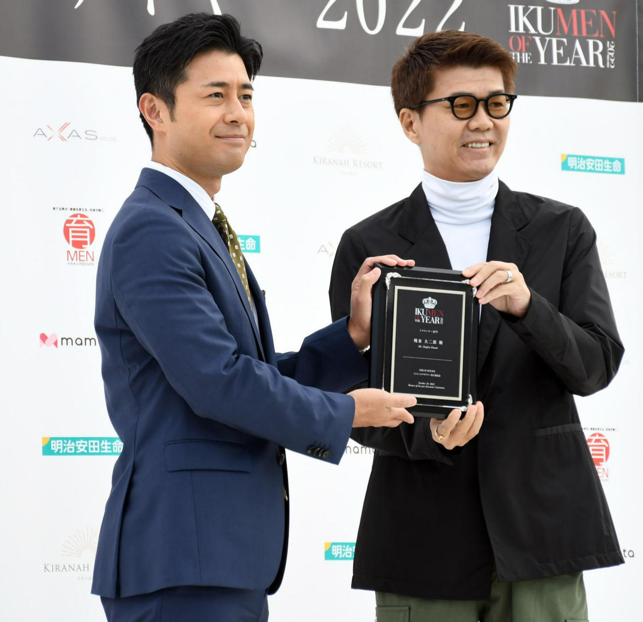 「第12回イクメンオブザイヤー2022」でイクメンアナウンサー部門を受賞したフジテレビ榎並大二郎アナウンサー（左）と、おちまさと実行委員長（撮影・大友陽平）