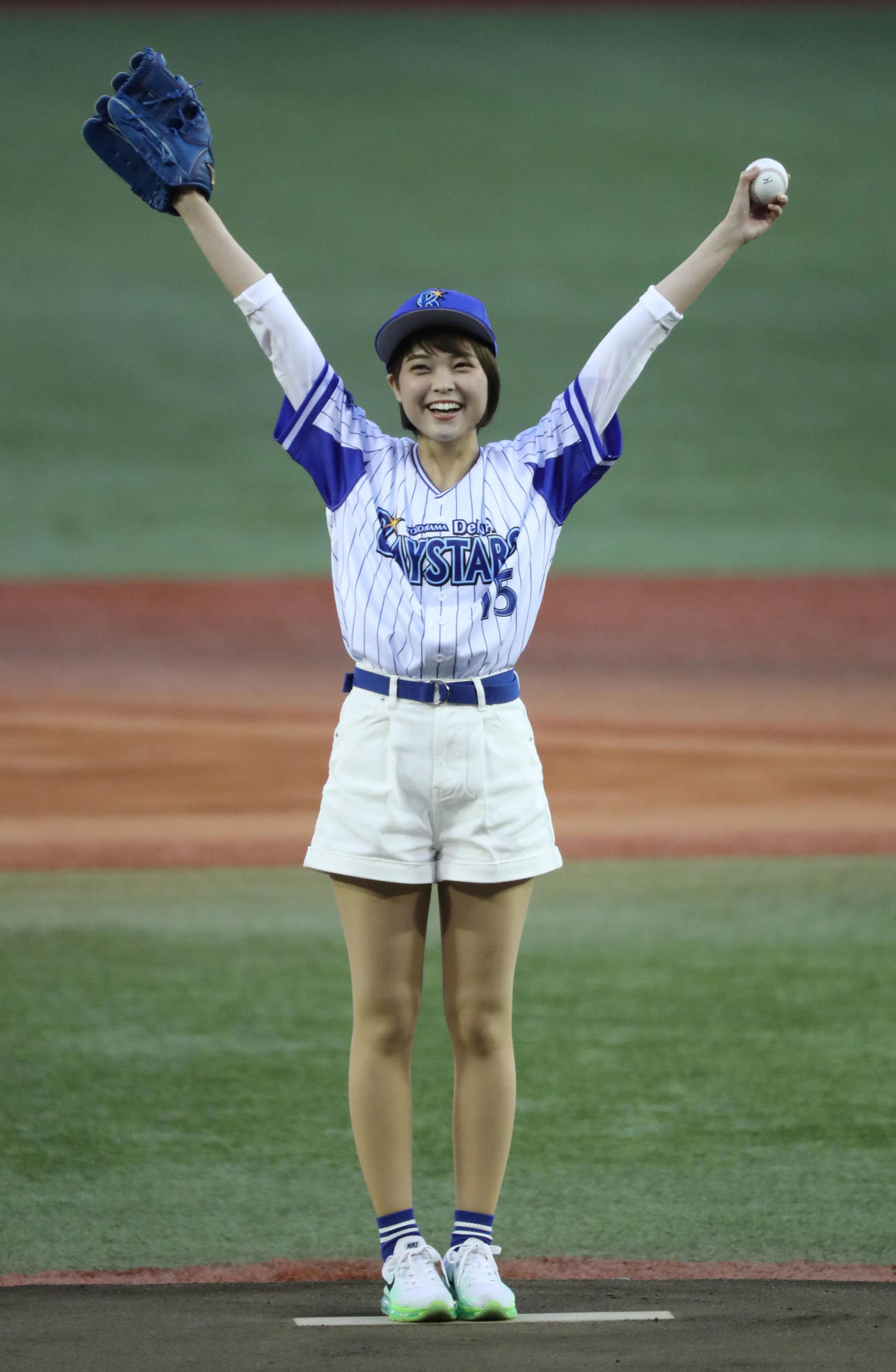 DeNA対巨人　始球式で投球するNegiccoのKaede（2018年4月17日撮影）
