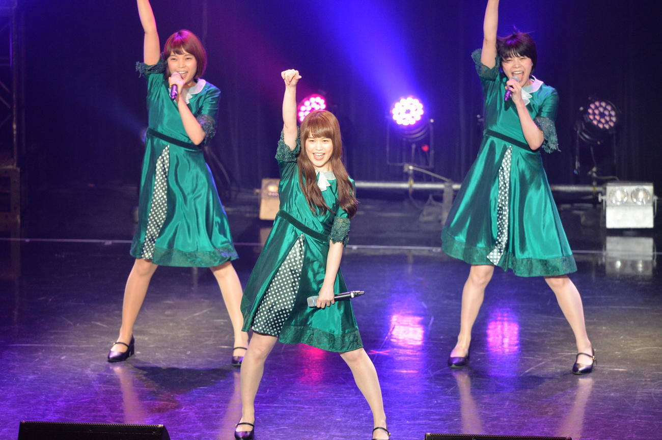 Negicco。左からKaede、Nao☆、Megu（2018年8月5日撮影）