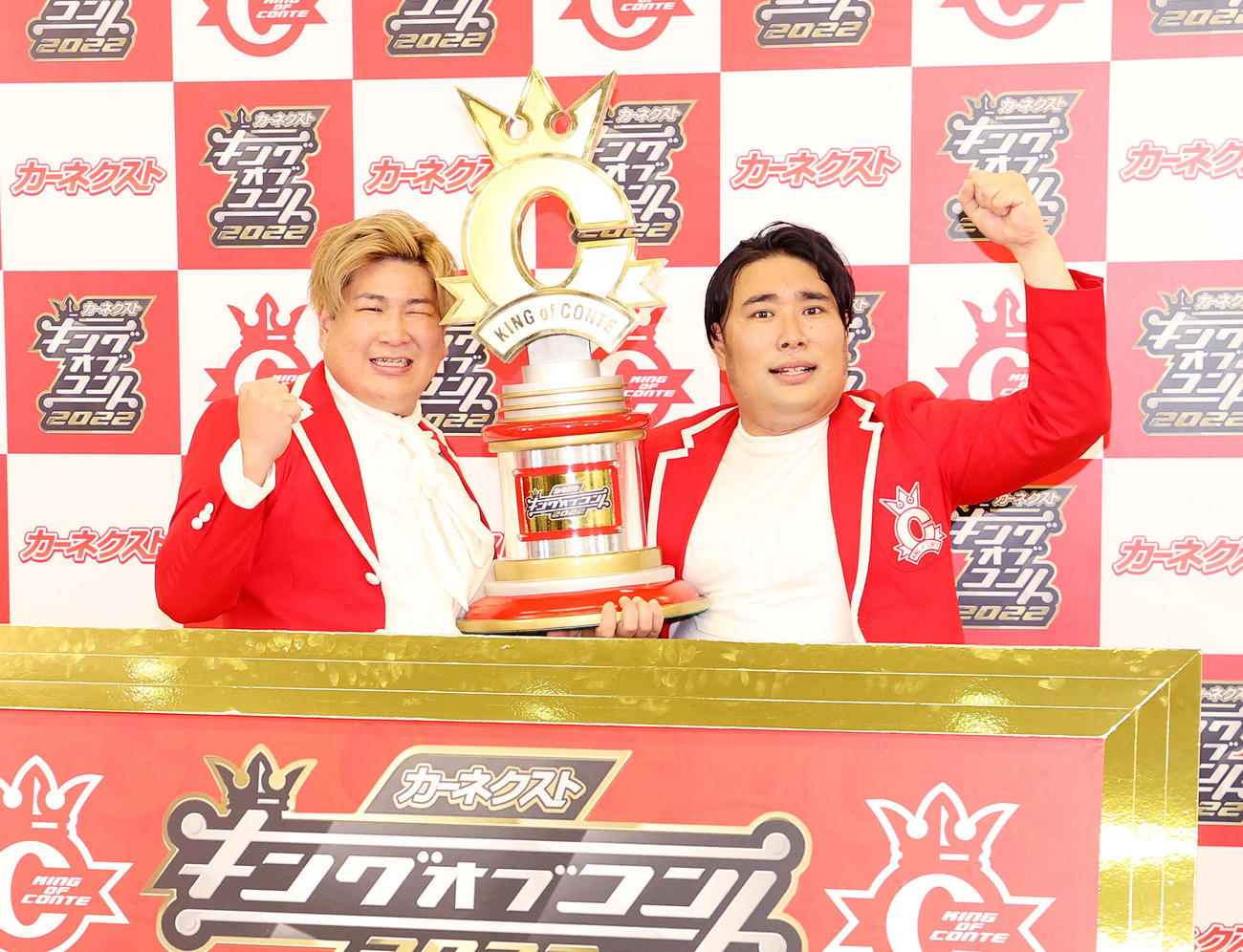 「キングオブコント2022」で優勝したビスケットブラザーズのきん（左）と原田泰雅（2022年10月8日撮影）