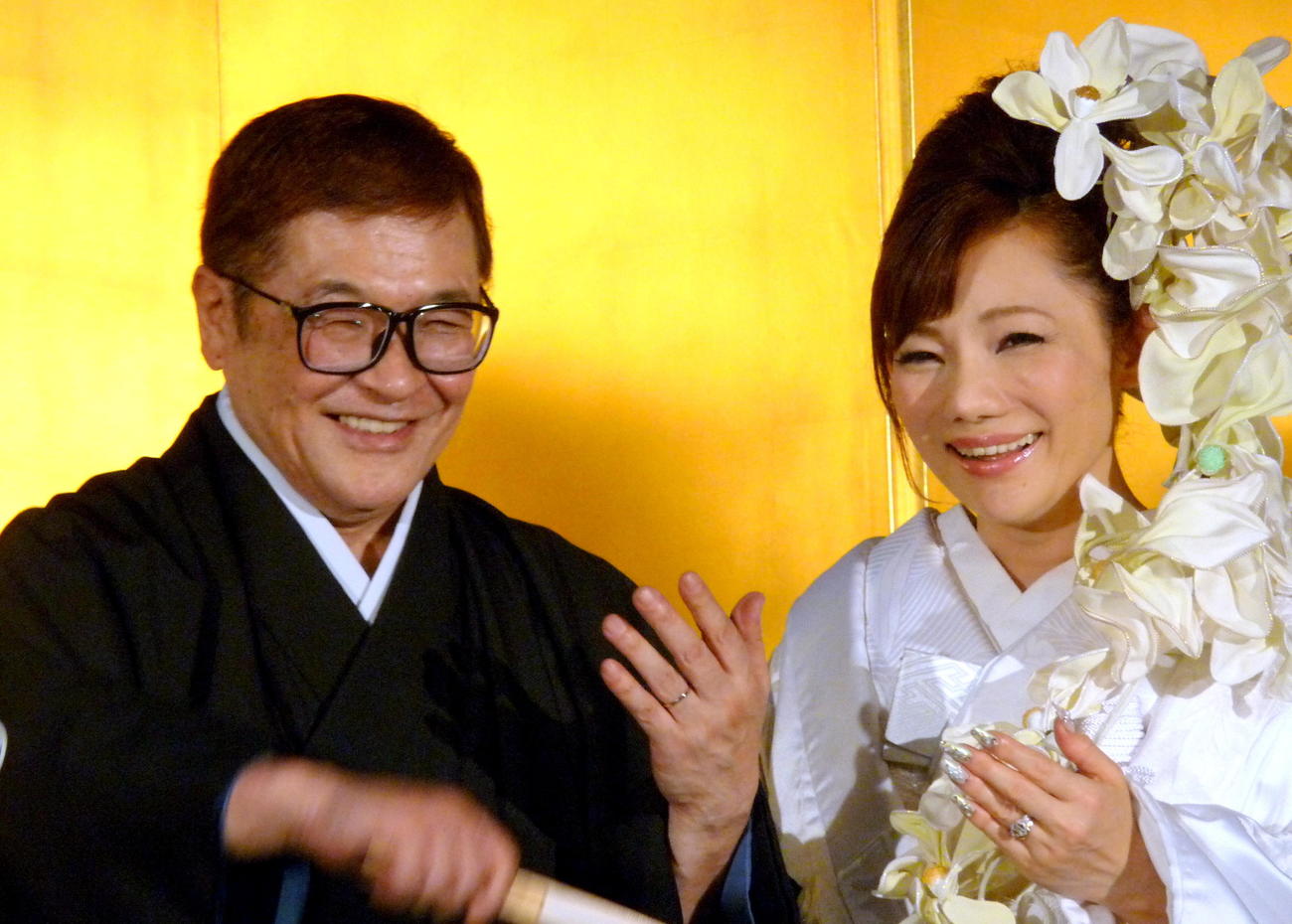 仲本工事さん（左）と妻の三代純歌（12年7月）