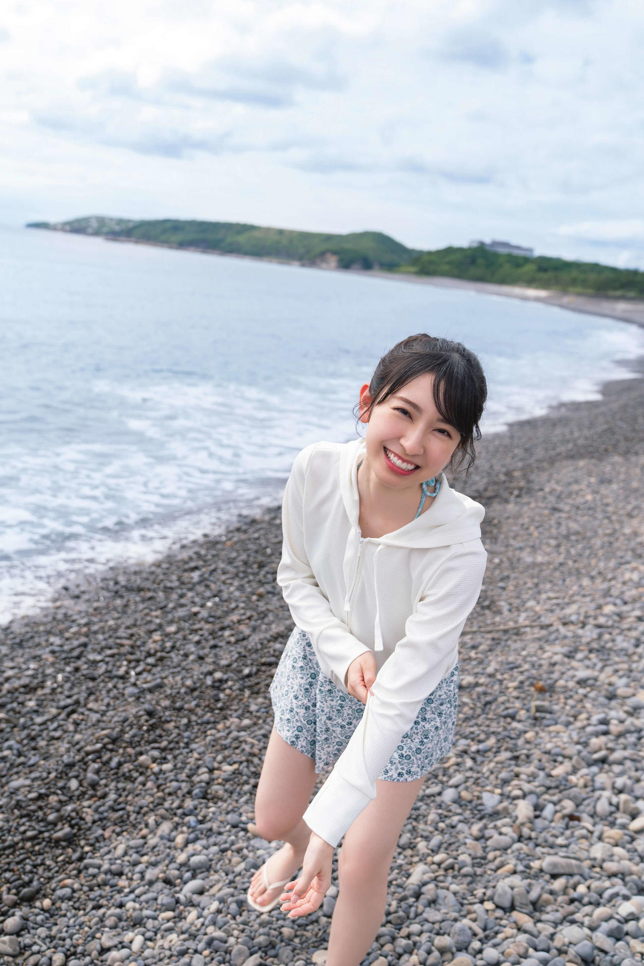 日向坂46金村美玖ファースト写真集の先行カット。和歌山の海岸を走って笑顔（撮影・佐藤佑一）