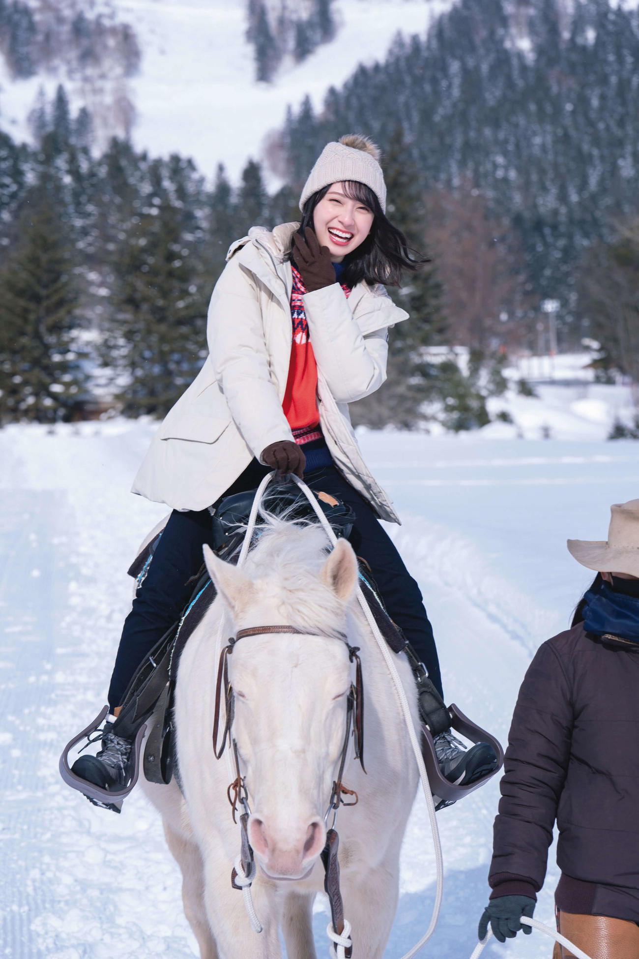 日向坂46金村美玖ファースト写真集の先行カット。北海道・トマムの大雪原で初めての乗馬体験（撮影・佐藤佑一）