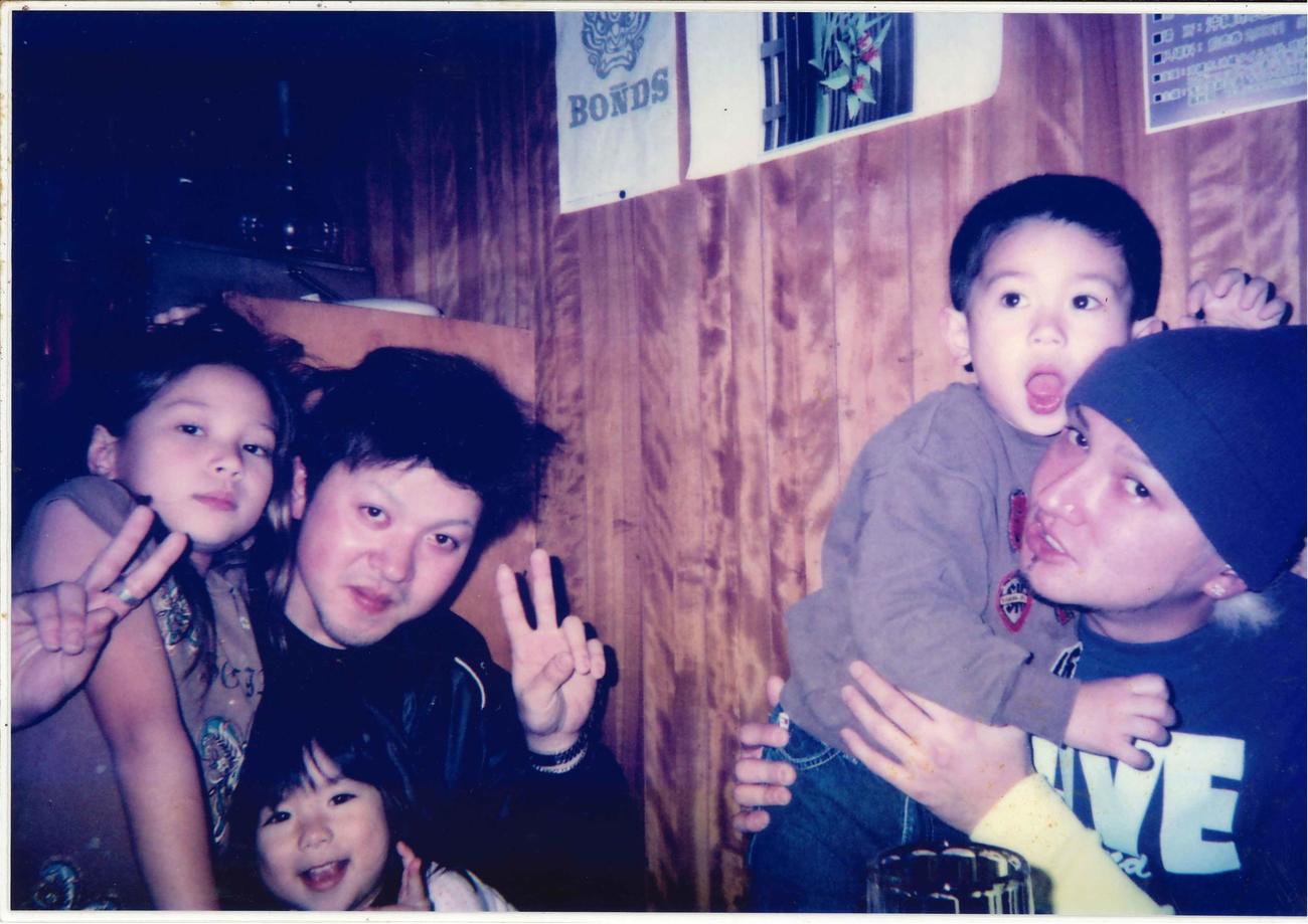 邊土名求氏の著書「ISSA PAPA　子煩悩魂」に収録される写真。左から次女海さん、次男二茶さん、三女茶里海さん、三男茶三海さん、ISSA