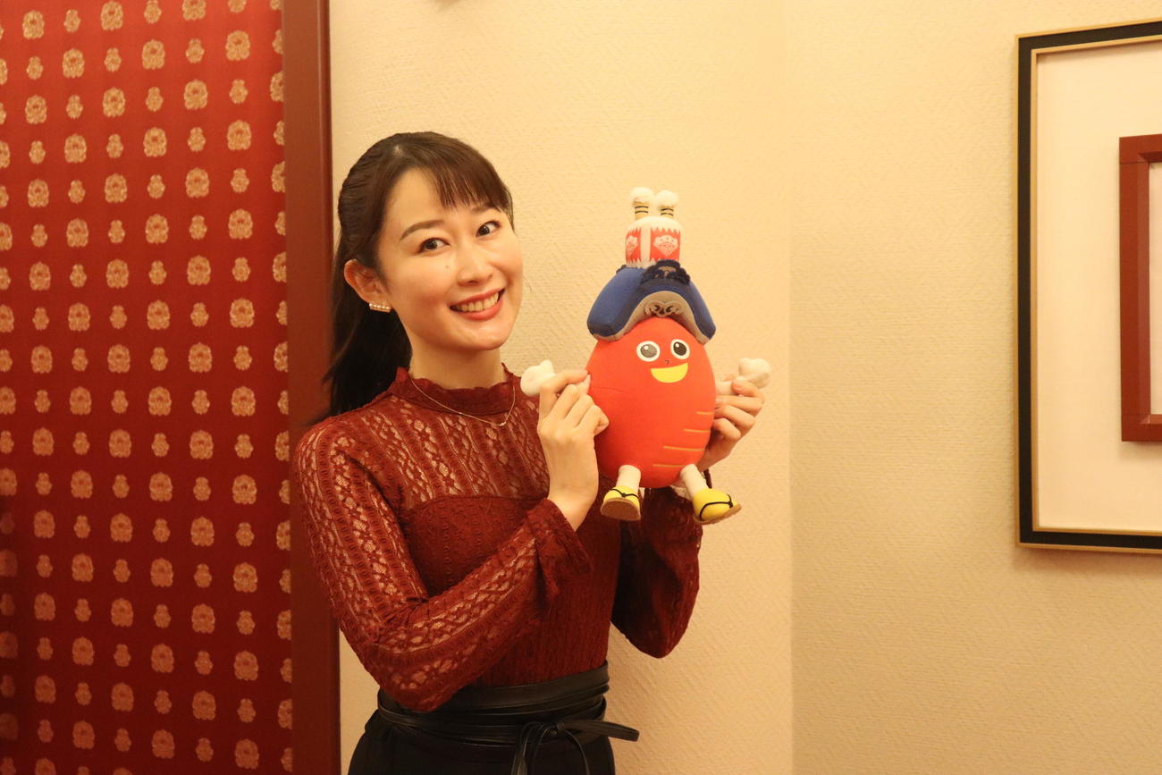 南座公式キャラクターの「みなみーな」を手に持ち笑う曽我廼家いろは（撮影・竹本穂乃加）