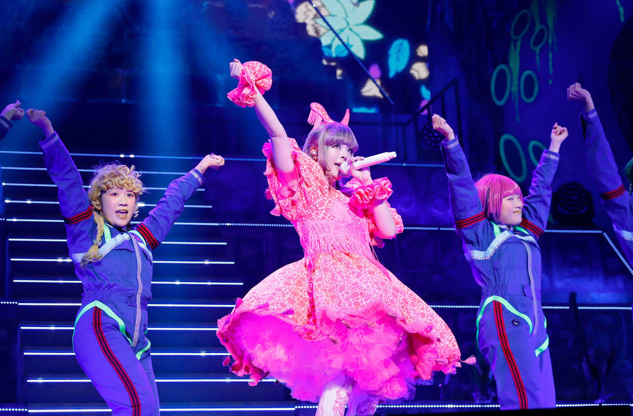 「きゃりーぱみゅぱみゅ　10th ANNIVERSARY JAPAN TOUR 2022－TOUR FINAL－UMA105」でパフォーマンスするきゃりーぱみゅぱみゅ