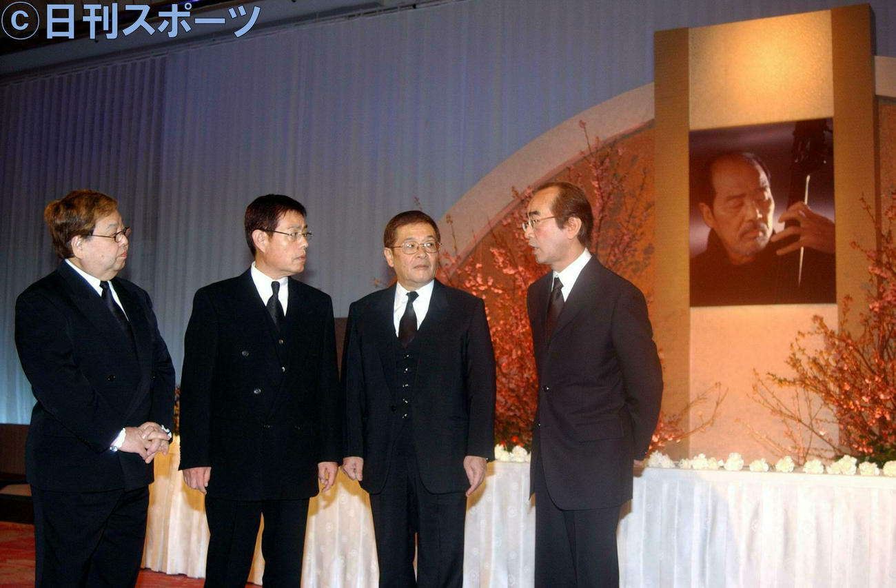 05年3月、いかりや長介さんを偲ぶ会で献花を終え、遺影の前に並ぶ左から高木ブー、加藤茶、仲本工事さん、志村けんさん