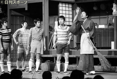 85年9月、「8時だョ！全員集合」サヨナラ生放送にのぞむザ・ドリフターズの、左から仲本工事さん、高木ブー、加藤茶、志村けんさん、いかりや長介さん