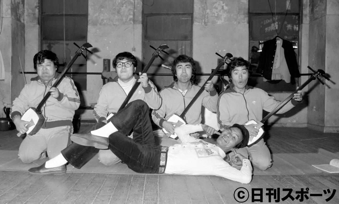 三味線の練習をするドリフターズ。左から高木ブー、仲本工事さん、志村けんさん、加藤茶、手前はリーダーのいかりや長介さん（1975年4月28日撮影）