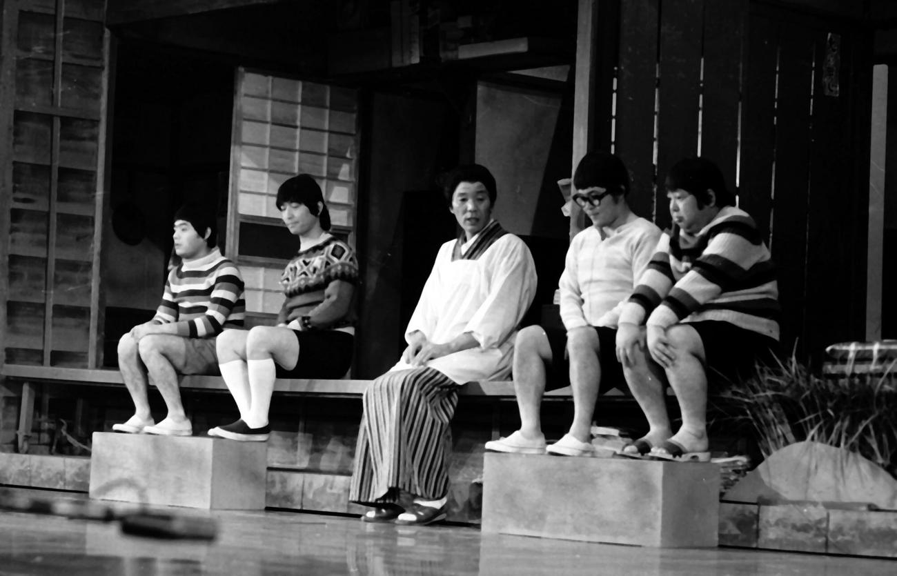 78年1月、日劇でのショーに臨む、左から加藤茶、志村けんさん、いかりや長介さん、仲本工事さん、高木ブー