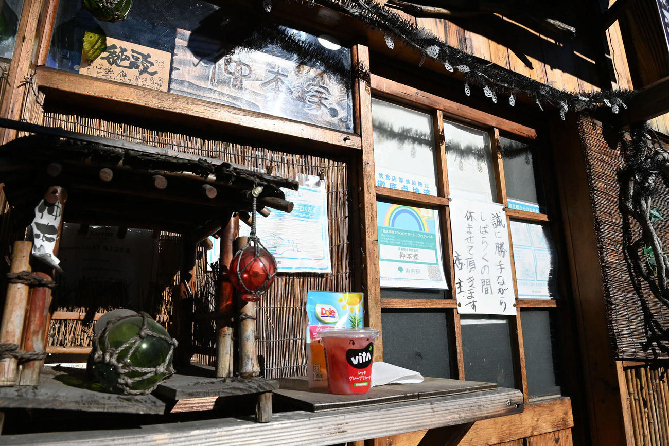 仲本工事さんが営んでいた飲食店にはお菓子が供えられていた（撮影・山崎安昭）