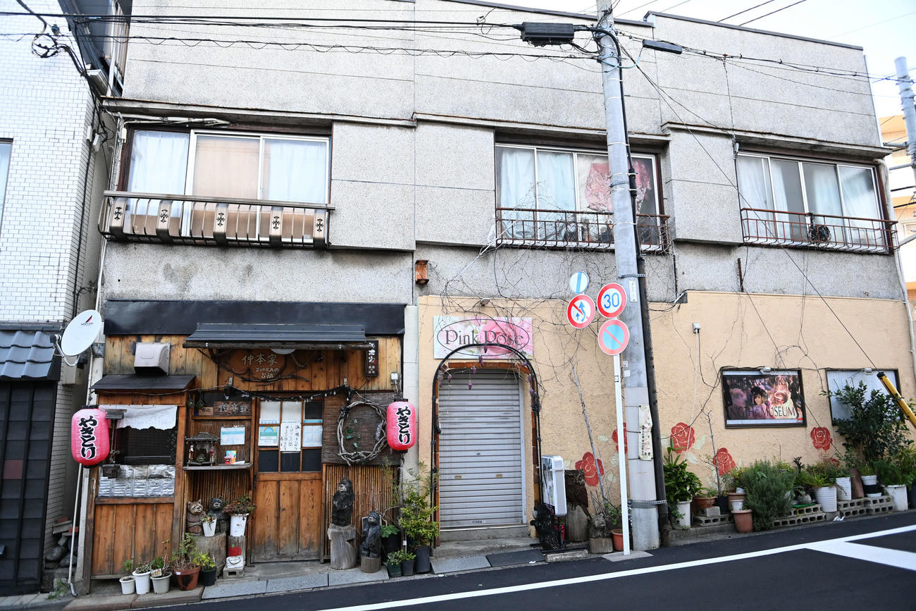 仲本工事さんが営んでいた飲食店はひっそりと静まりかえっていた（撮影・山崎安昭）