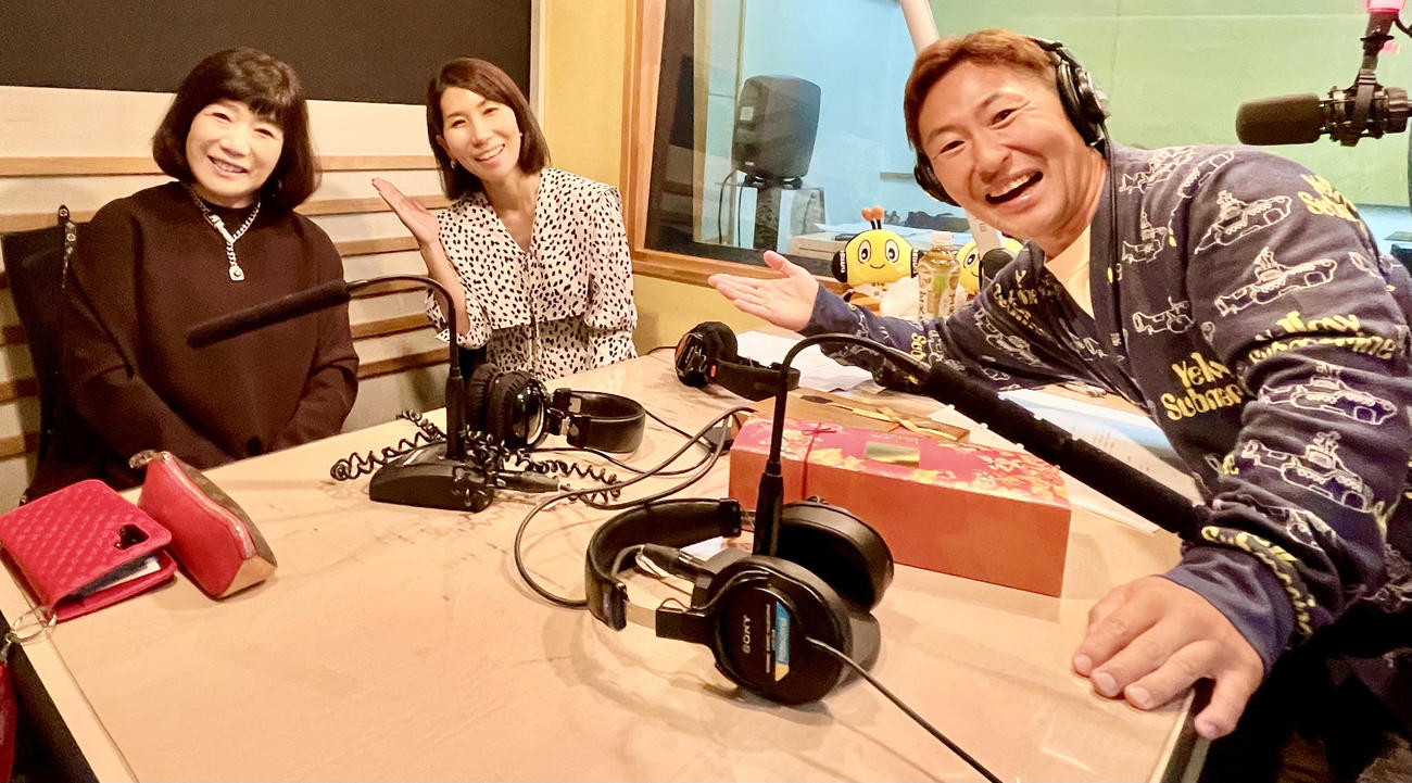 “芸能界ぶっちゃけ暴露トーク”を繰り広げた左から山田美保子さん、荻野真理、なべやかん
