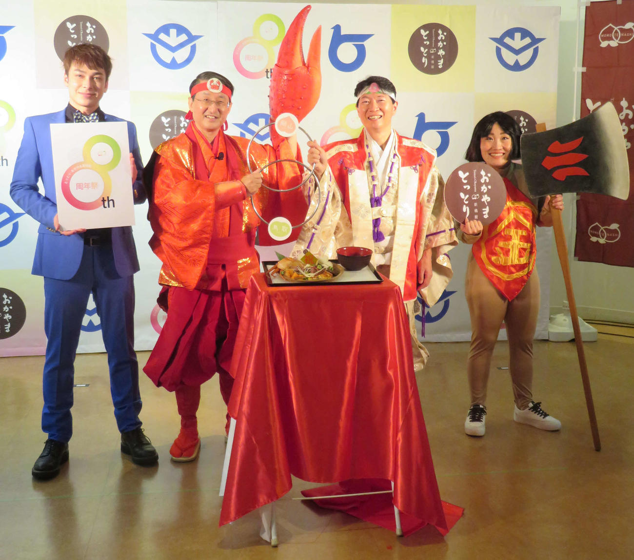 「とっとり・おかやま新橋館」オープン8周年記念PRイベントに出席した、左からマーティン、平井伸治鳥取県知事、キンタロー。、伊原木隆太岡山県知事（撮影・村上幸将）
