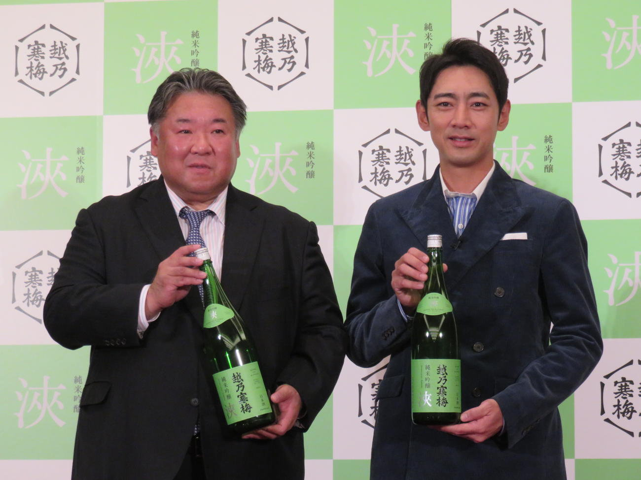 「越乃寒梅」新商品発表会に出席した小泉孝太郎（右）石本龍則社長