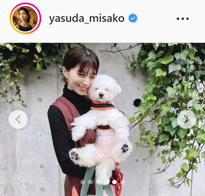 笑顔で愛犬「はんな」を抱きかかえる安田美沙子（安田美沙子のインスタグラムより）