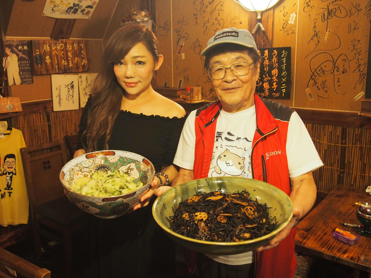 手作りの大皿料理を持つ純歌夫人（左）と仲本工事（18年8月）