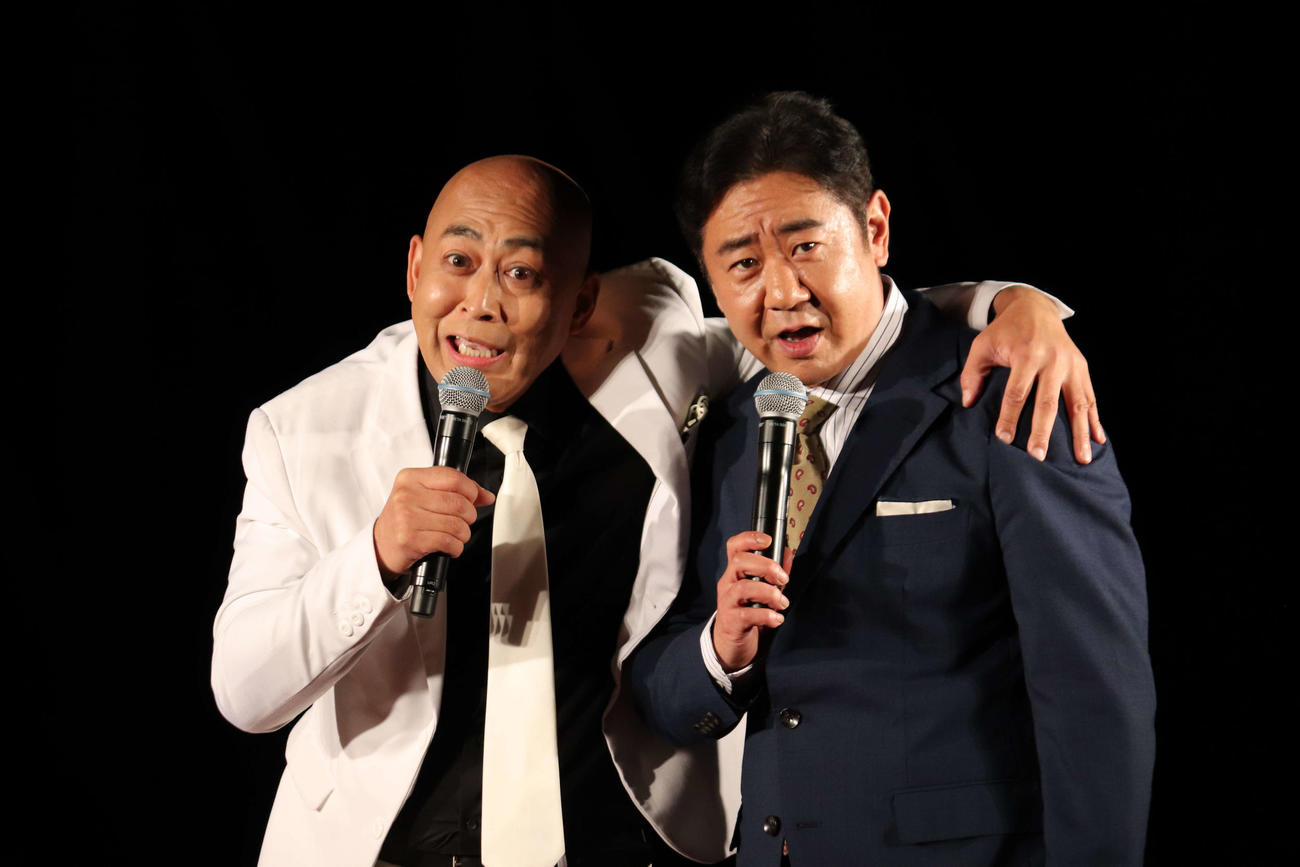 「東京スカイツリー開業10周年記念特別ライティングデザイン募集Supported by Panasonic」受賞者発表・点灯式で肩を組む、お笑いコンビ、錦鯉の長谷川雅紀（左）と渡辺隆（撮影・加藤理沙）