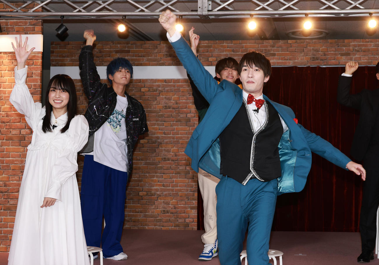 リアルじゃんけんで盛り上がる左から賀喜遥香、青木柚、基俊介、ジェシー（撮影・中島郁夫）