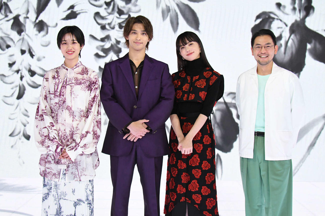 映画「線は、僕を描く」公開前夜祭オンラインイベントに出席した、左から河合優実、横浜流星、清原果耶、小泉徳宏監督
