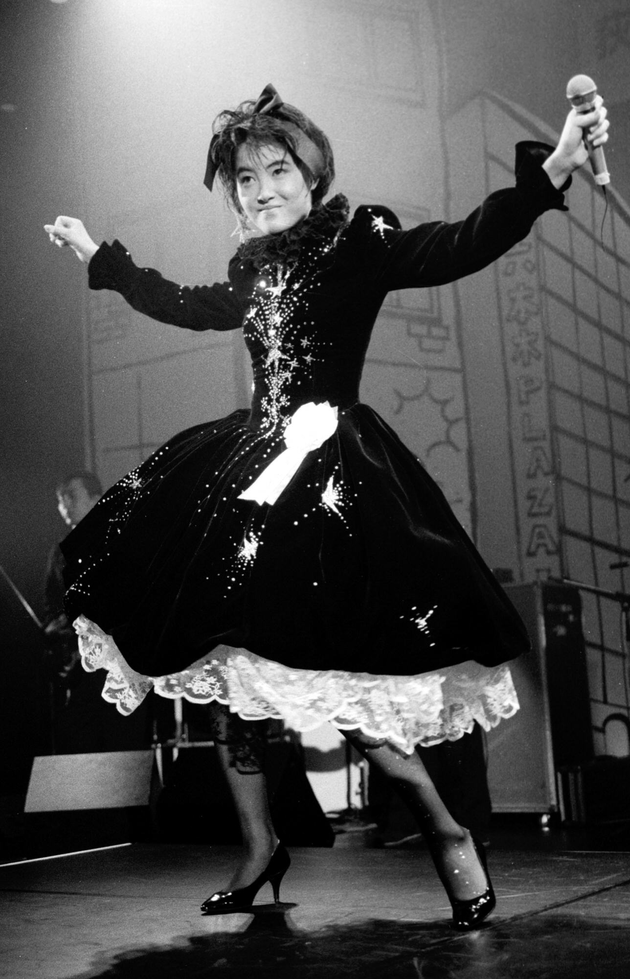 熱唱する荻野目洋子（1986年10月撮影）